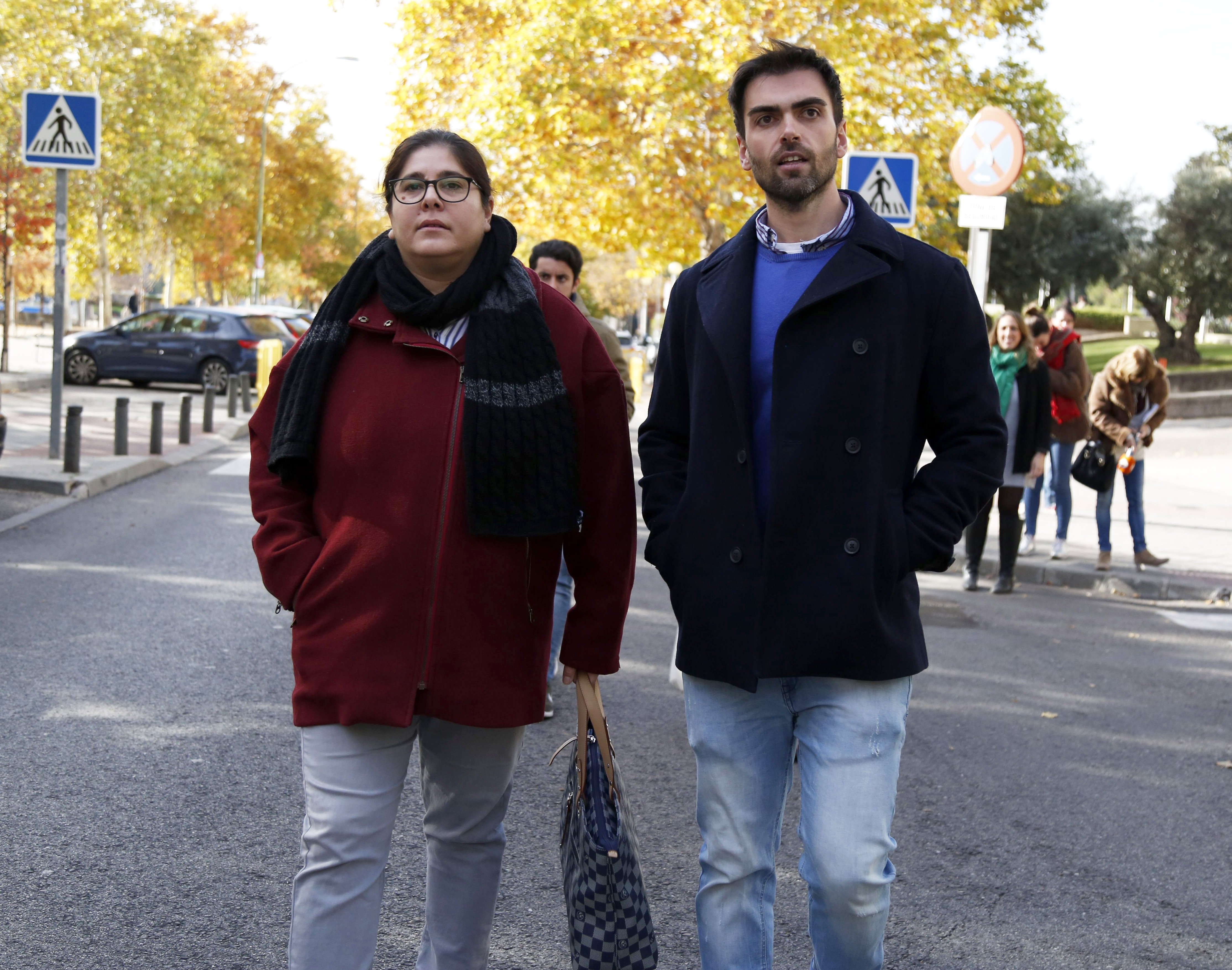El hijo de Sara Montiel, Zeus Tous, y su hija Thais Zous asisten a la corte el 27 de noviembre de 2017 en Madrid, España. | Foto: Getty Images
