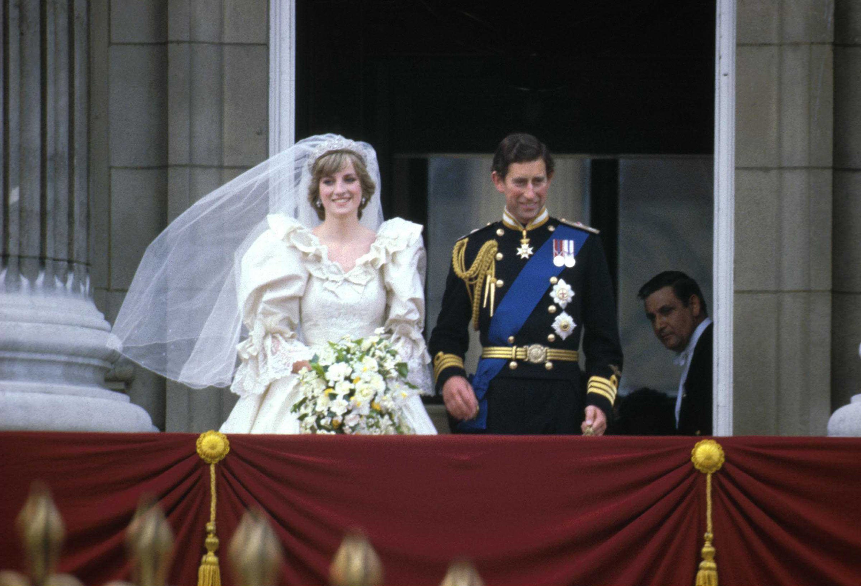 Prinz Charles und Prinzessin Diana stehen nach ihrer Trauung in der St. Paul's Cathedral am 29. Juli 1981 auf dem Balkon des Buckingham Palace in London, England | Quelle: Getty Images