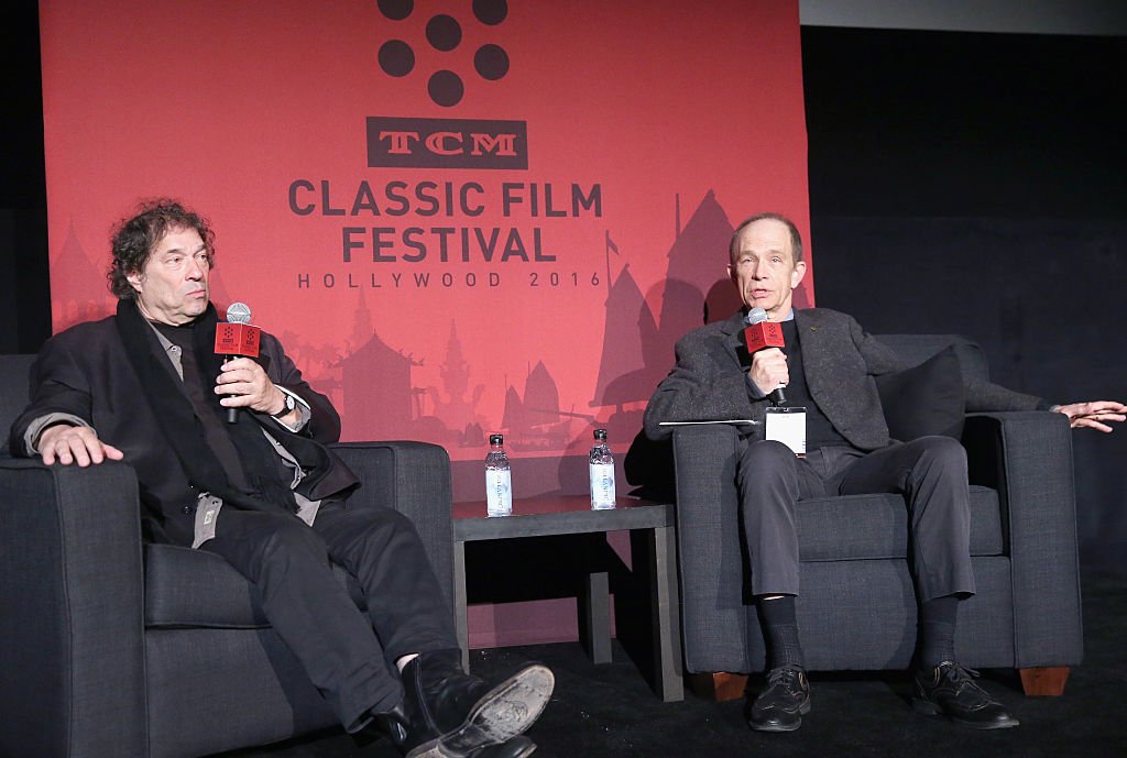 Dennis Berry et Todd McCarthy parlent sur scène de la projection de "He Ran All The Way" lors de la deuxième journée du TCM Classic Film Festival 2016 le 29 avril 2016 à Los Angeles, Californie. | Photo : Getty Images