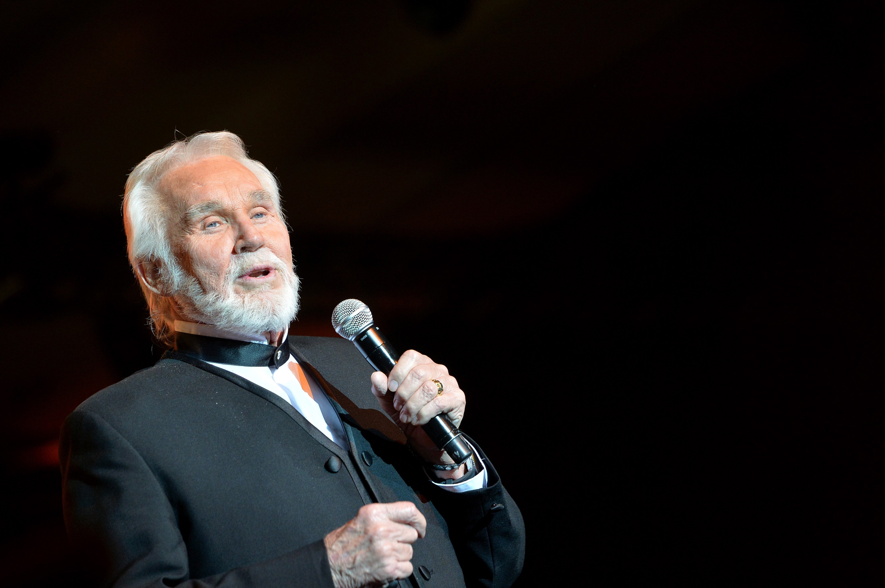 Kenny Rogers takes the stage during Muhammad Ali's Celebrity Fight Night XX at the JW Marriott Desert Ridge Resort & Spa in Phoenix, Arizona, on April 12, 2014 | Source: Getty Images