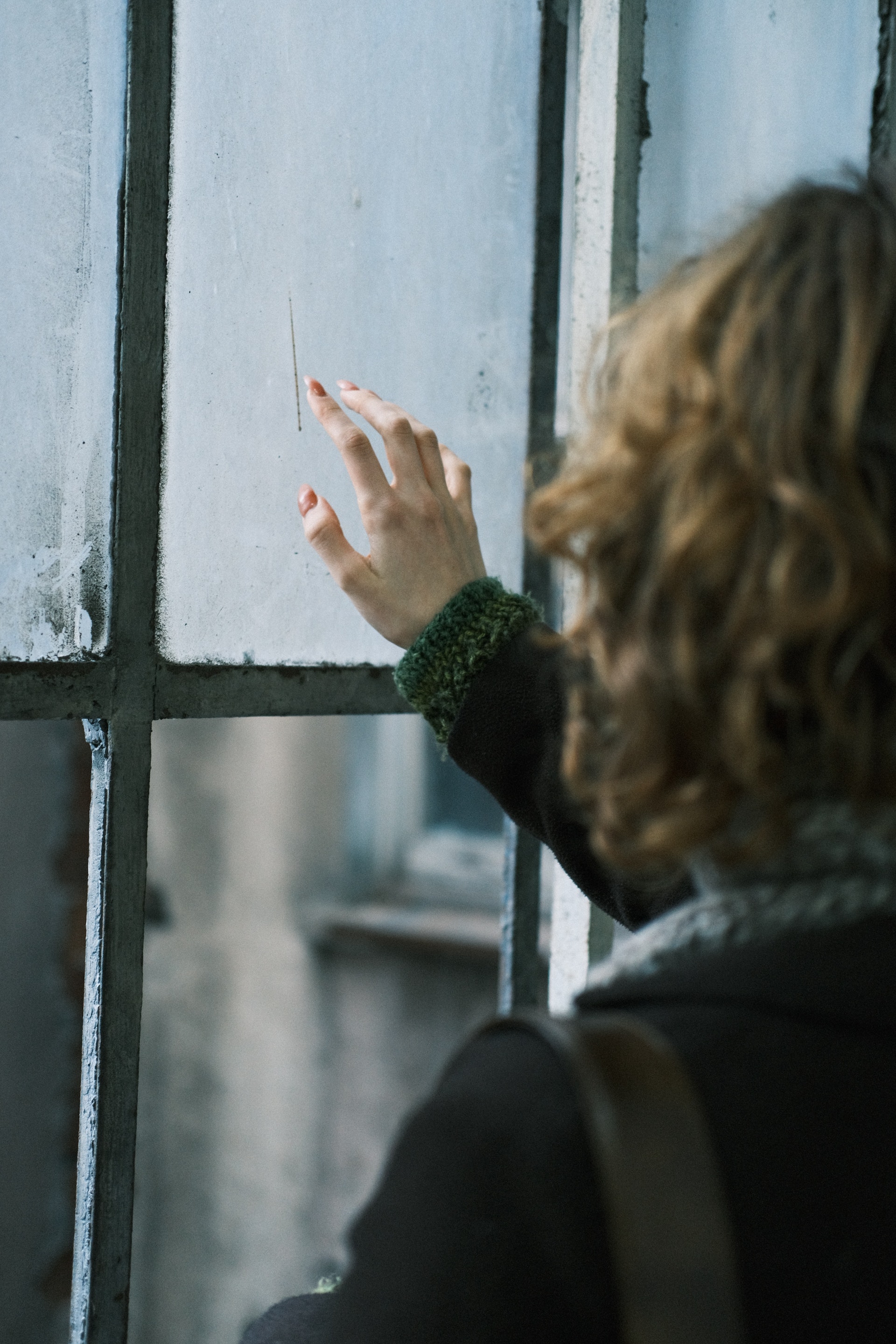 A woman touching a glass window | Source: Pexels