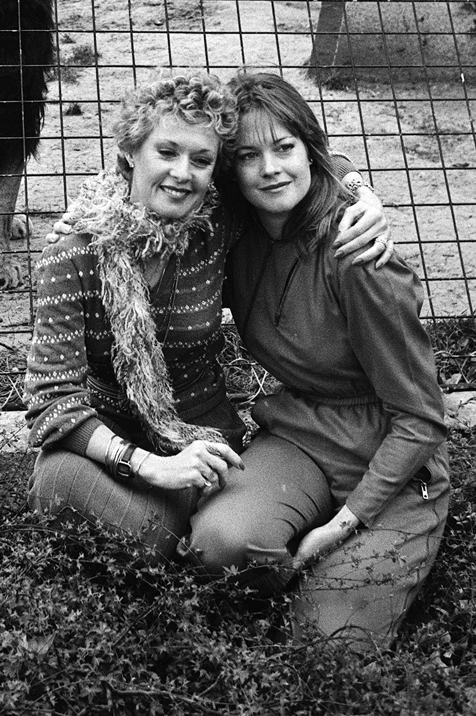 Tippi Hedron and Melanie Griffith at the London Zoo on March 29, 1982, in England. | Source: Getty Images
