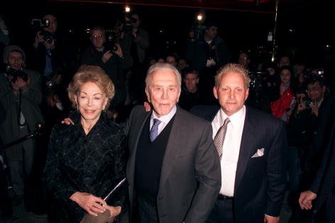 Kirk Douglas, Anne Buydens, and Eric Douglas at the 'Russian Tea Room' in New York City in 2000 | Photo: Getty Images