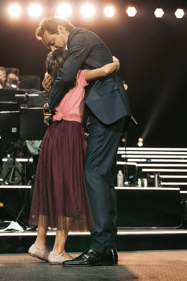 Al subir al escenario la bailarina abrazó al cantante-Imagen tomada de Instagram Marc Anthony