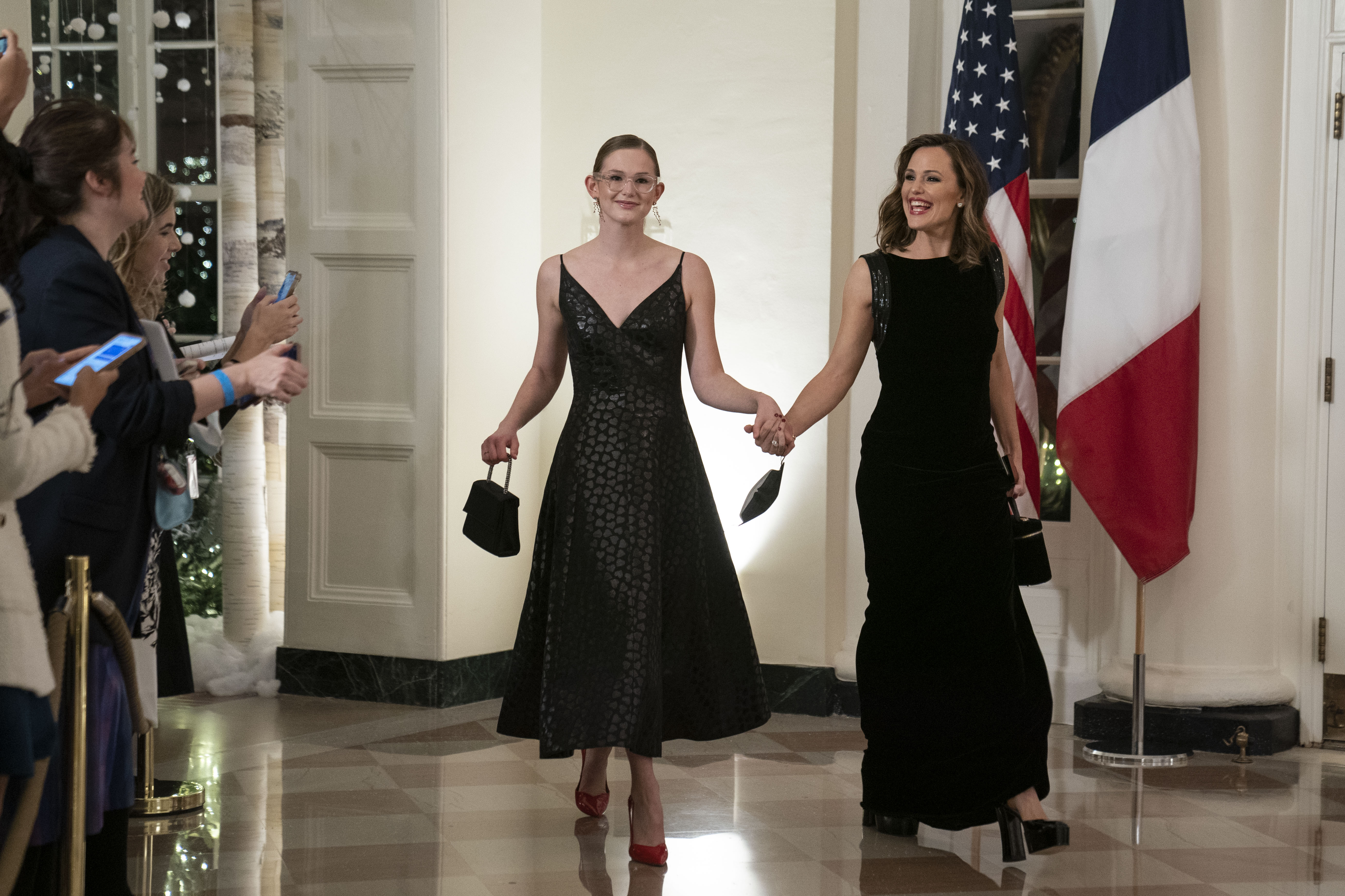 Violet Affleck and Jennifer Garner attend a state dinner in honor of French President Emmanuel Macron and Brigitte Macron hosted by U.S. President Joe Biden and First Lady Jill Biden at the White House on December 1, 2022, in Washington, DC. | Source: Getty Images