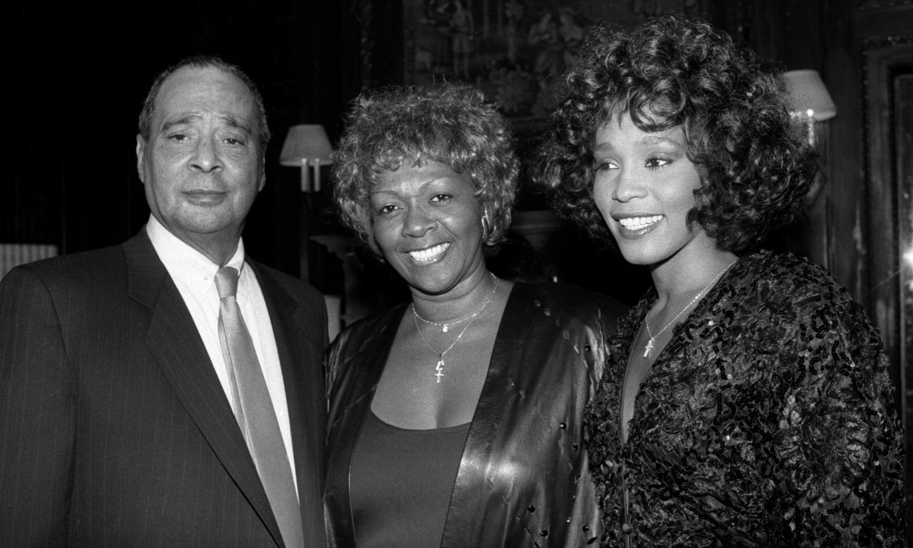 Whitney Houston ve ailesi, John Hoston ve Cissy Houston, 1 Mart 1988'de NewYork'ta.  |  Kaynak: Getty Images 