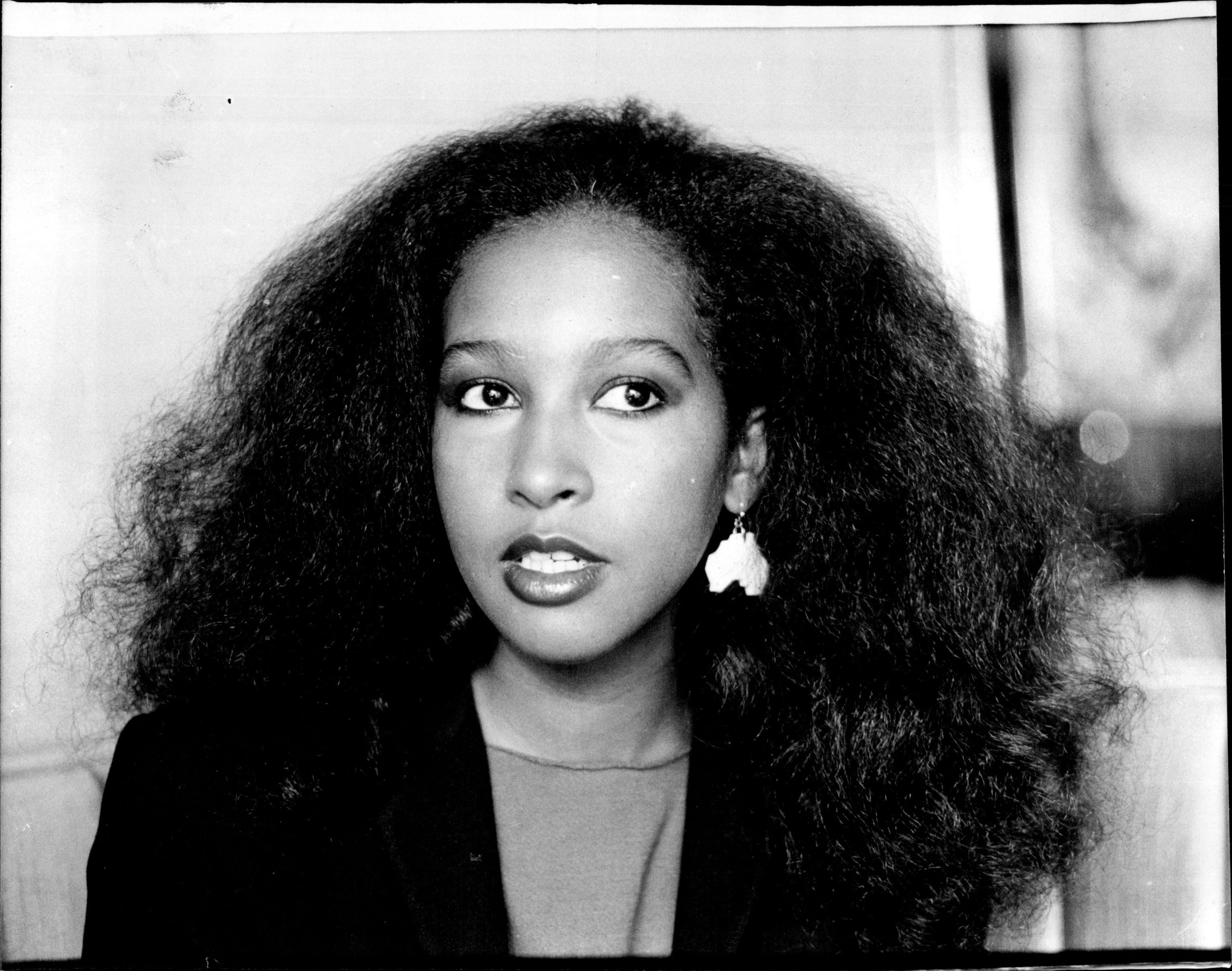 Marsha Hunt con su cabello rizado fotografiada en Double Bay Today, el 20 de mayo de 1981. | Foto: Getty Images