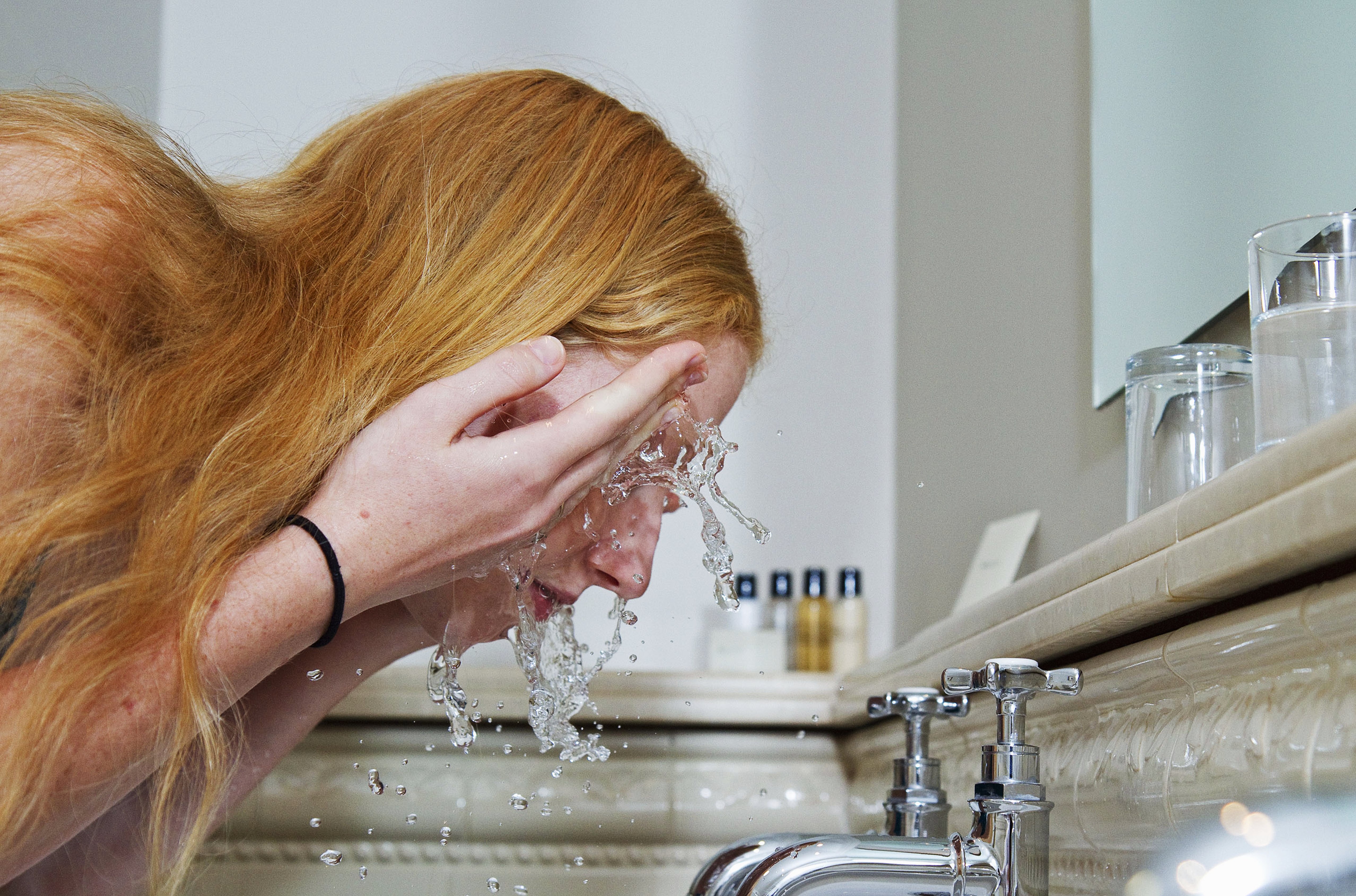 Femme se lavant le visage. | Photo : Getty Images