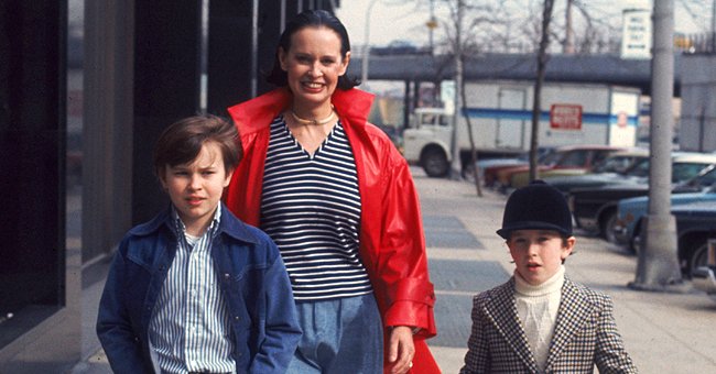 Gloria Vanderbilt and her two sons, Carter Vanderbilt Cooper and Anderson Cooper in New York in March 1976 | Photo: Susan Wood/Getty Images