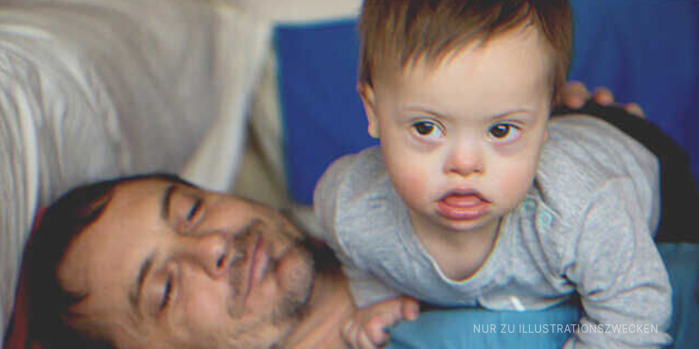 Vater mit Sohn mit Down-Syndrom | Quelle: Shutterstock