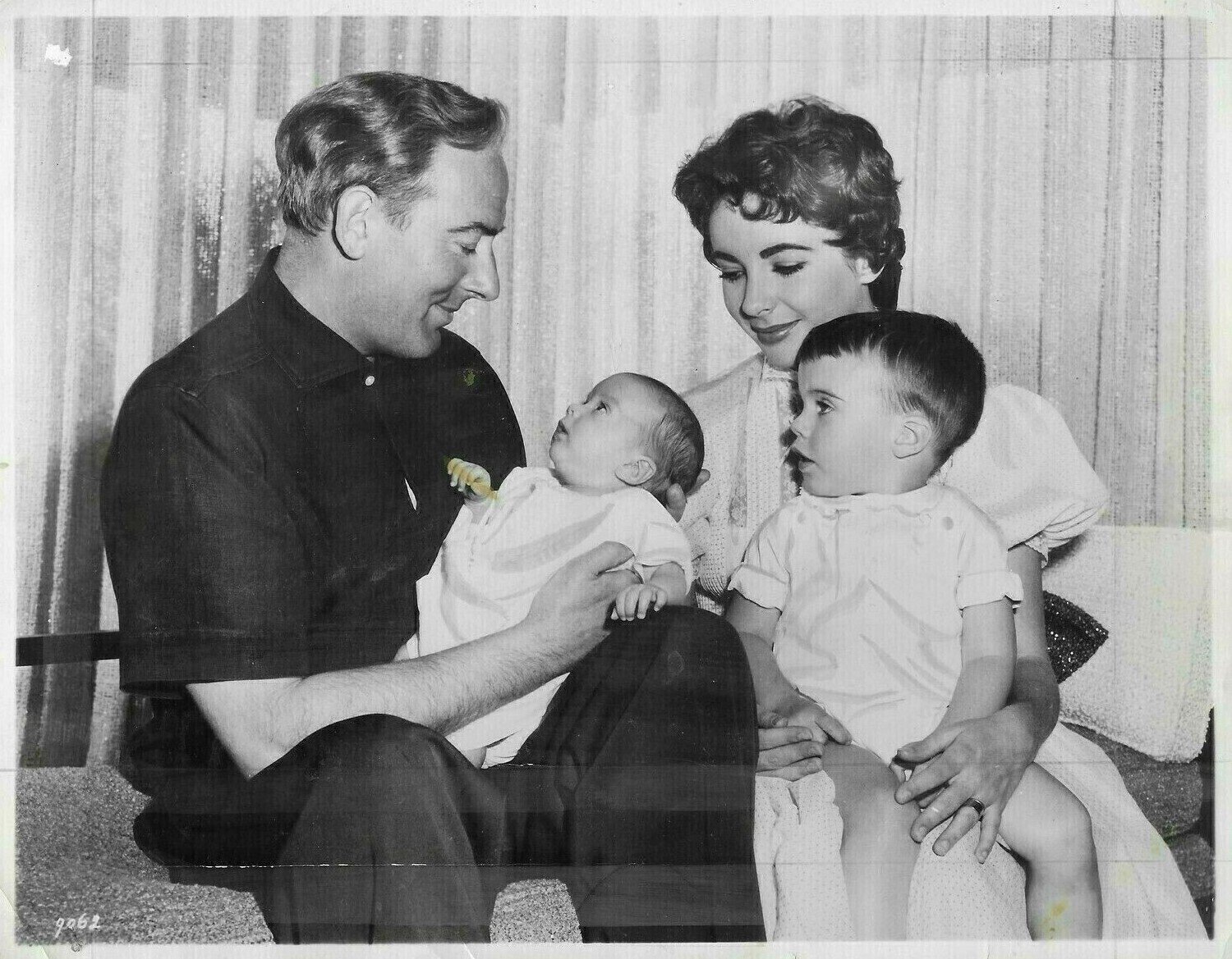 Elizabeth Taylor and her second husband Michael Wilding with their children Christopher Edward Wilding and Michael Wilding, Jr., September 1956. | Source: Wikimedia Commons