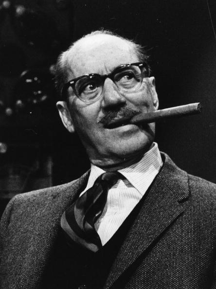 Groucho Marx, anteriormente Julius Henry Marx (1895 - 1977), parte del equipo de comedia The Marx Brothers, en Londres. | Fuente: Getty Images Groucho Marx, anteriormente Julius Henry Marx (1895 - 1977), parte del equipo de comedia The Marx Brothers, en Londres. | Fuente: Getty Images