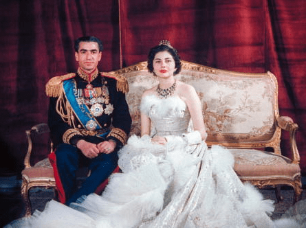 Shah Mohamed y la Reina Soraya para el retrato formal de la boda el 01 de enero de 1951. │ Foto: Getty Images.