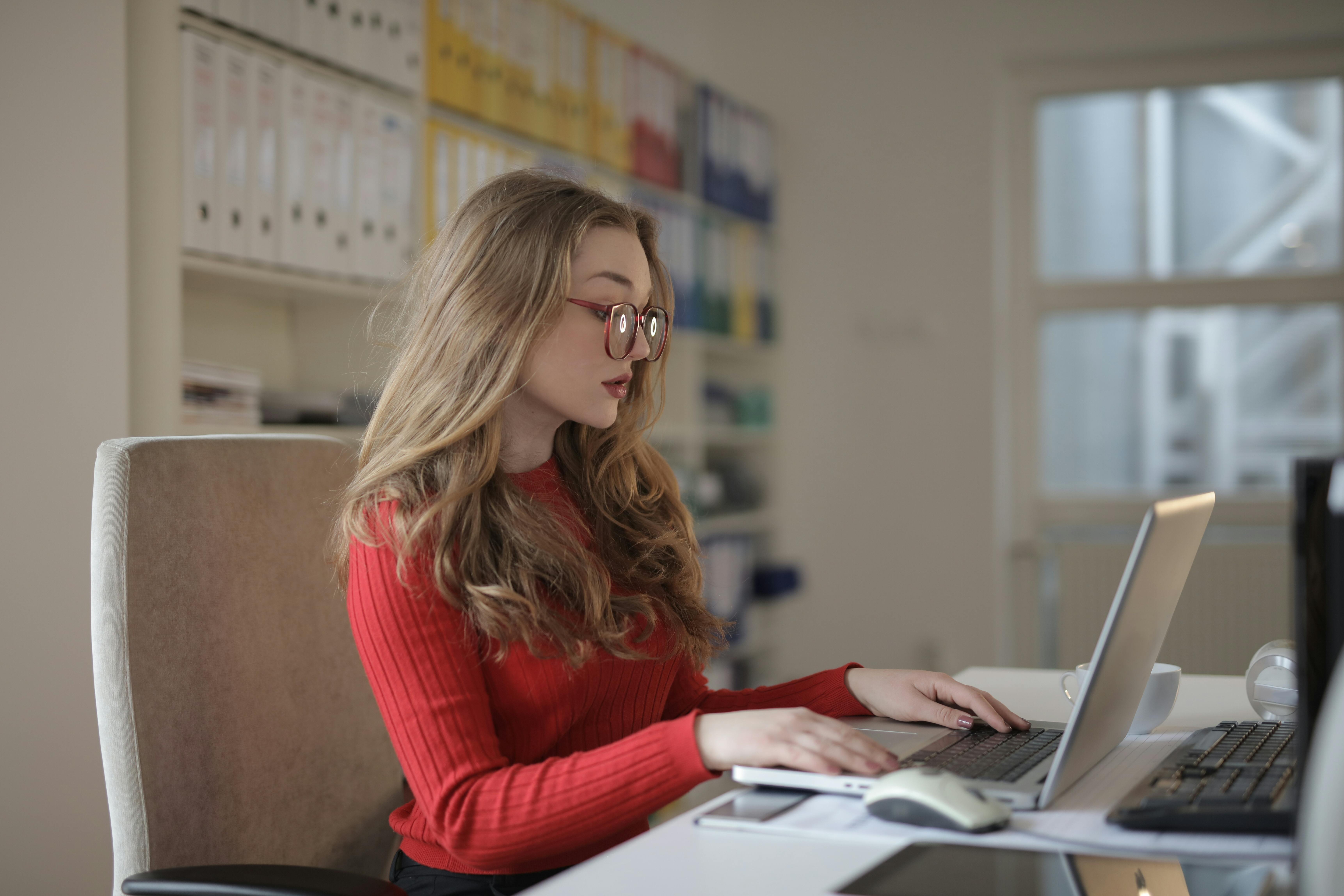 A focused woman working on her laptop | Source: Pexels