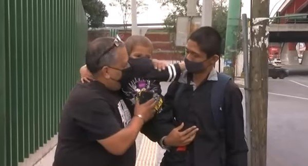 Luis, su hijo y el taxista de buen corazón. | Foto: Youtube/Telediario Monterrey Luis, su hijo y el taxista de buen corazón. | Foto: Youtube/Telediario Monterrey