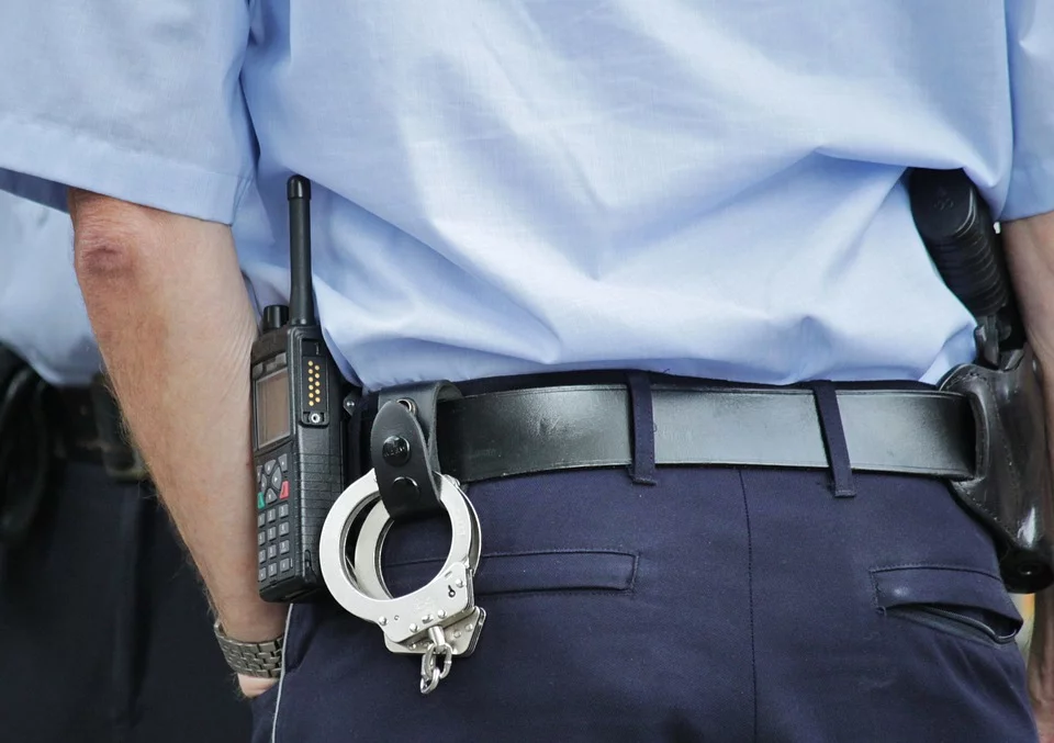Un policier avec une paire de menottes. | Photo : Pixabay