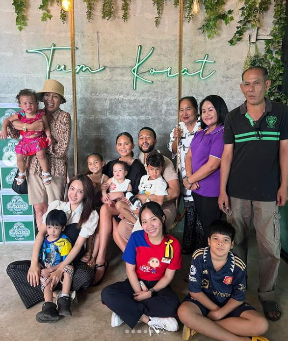 A screenshot of Chrissy Teigen and John Legend's family, including Chrissy's extended clan, in Thailand. | Source: Instagram/chrissyteigen