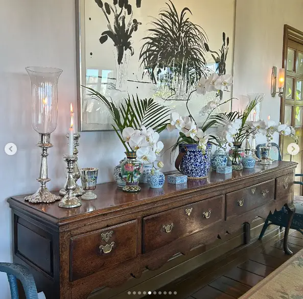 A sideboard adorned with decorative pieces in Marlo Thomas and Phil Donahue's home. | Source: Instagram/openhousetv