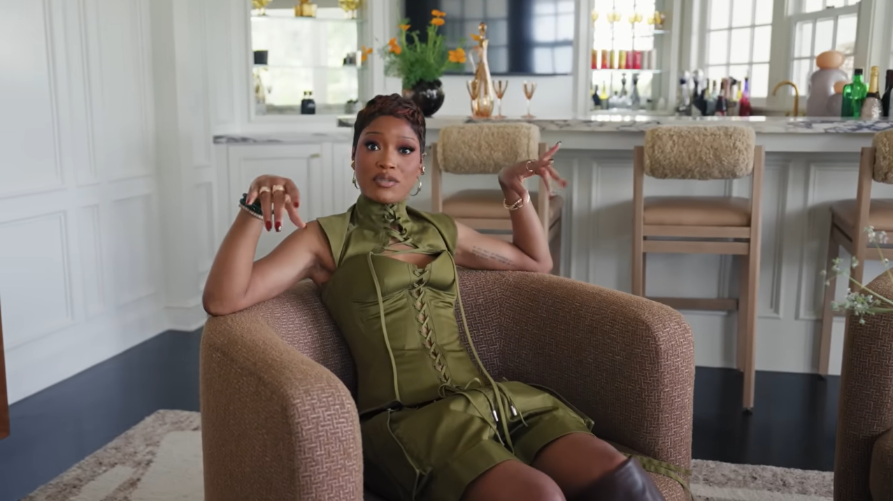 Palmer kicks back in a comfortable custom chair where she loves to hold impromptu meetings and chat with her mom. | Source: YouTube/@Archdigest