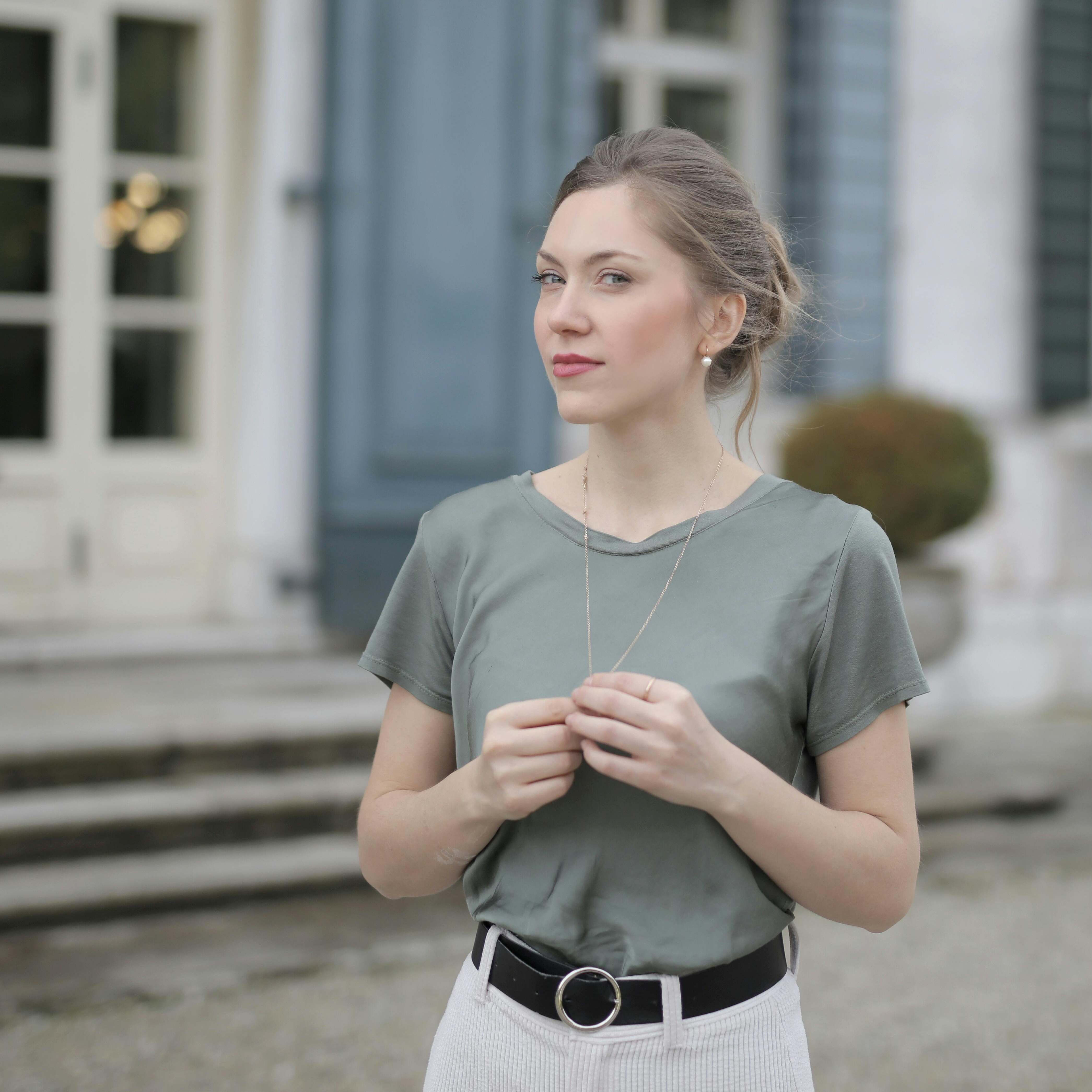 A woman standing on a street, looking sceptical | Source: Pexels