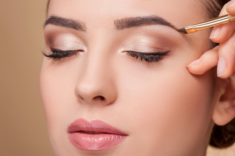 Mujer maquillando sus cejas. | Foto: Shutterstock
