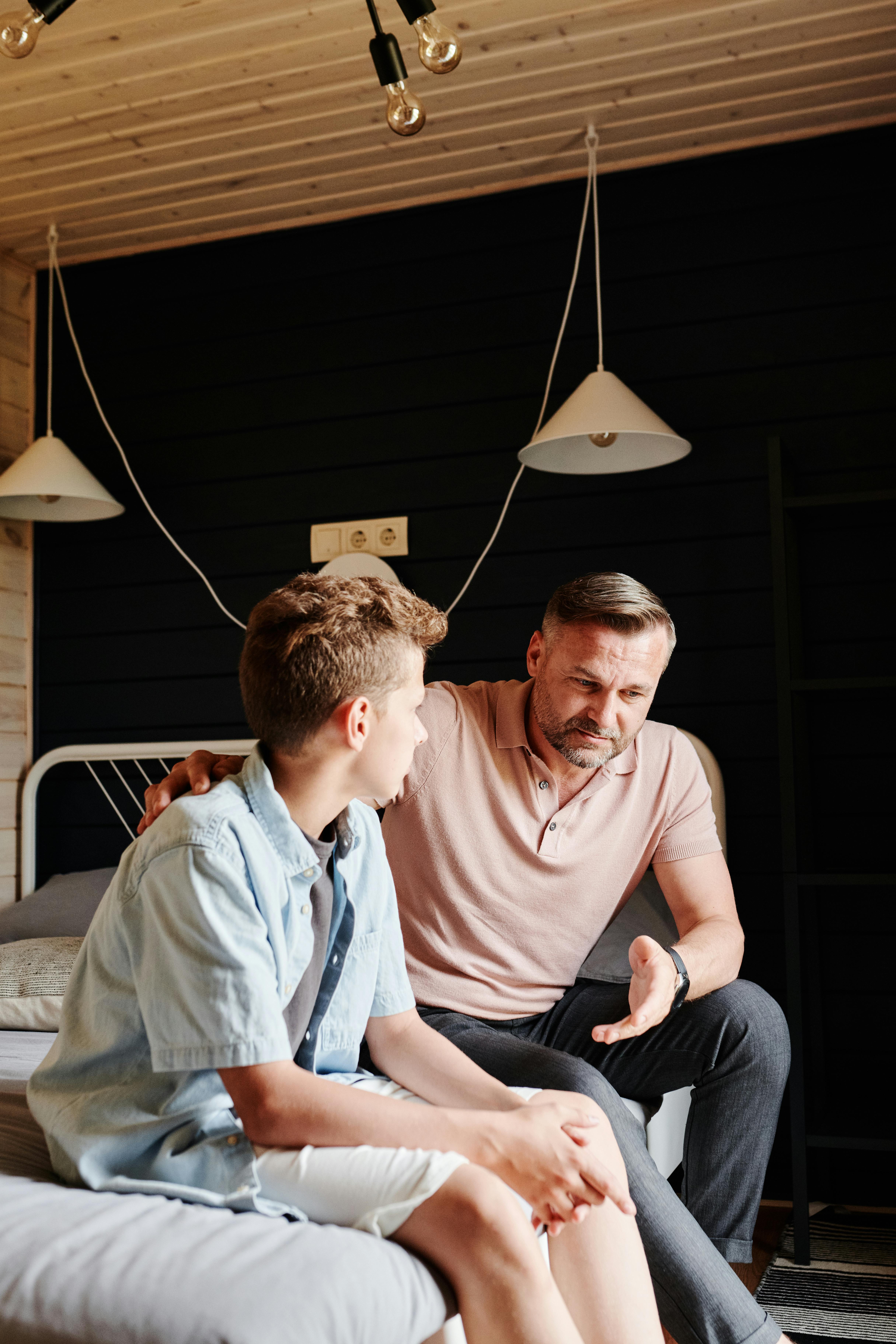 A dad talking to his son | Source: Pexels