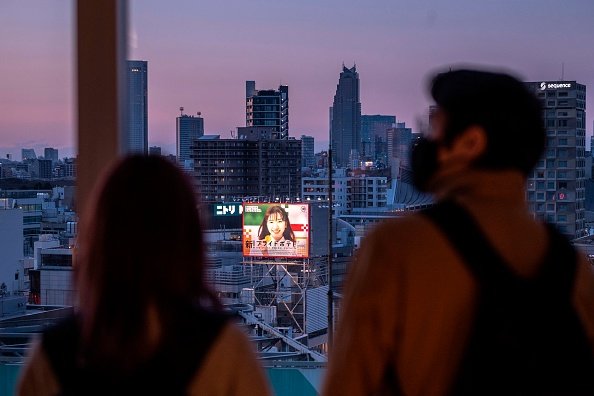 Un couple visite la zone d'observation d'un centre commercial  de Shibuya à Tokyo le 23 février 2021. |Photo : Getty Images