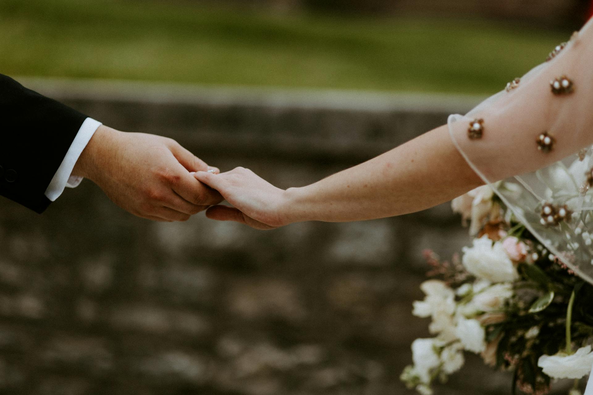 A couple holding hands | Source: Pexels