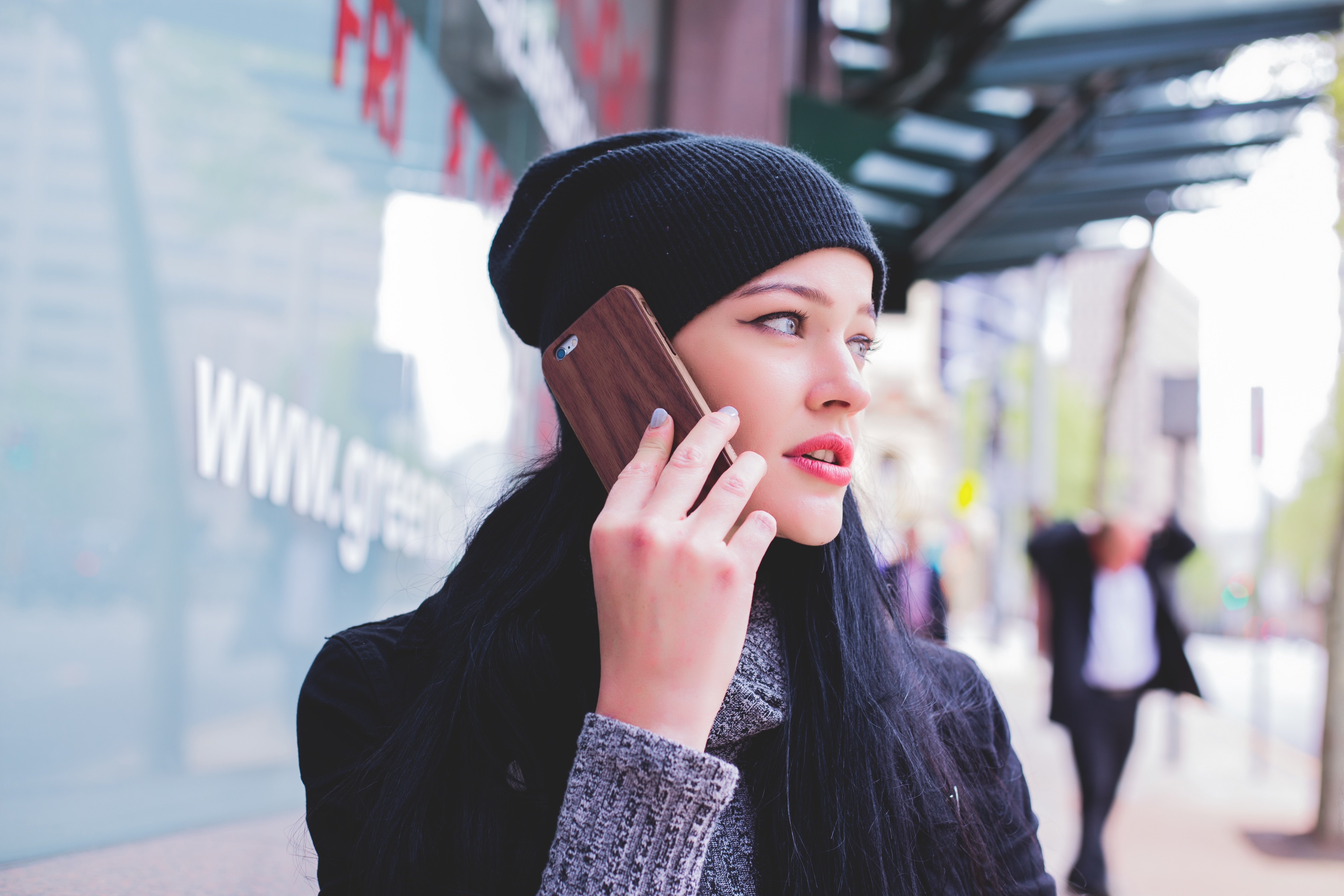 A woman on the phone. | Source: Unsplash
