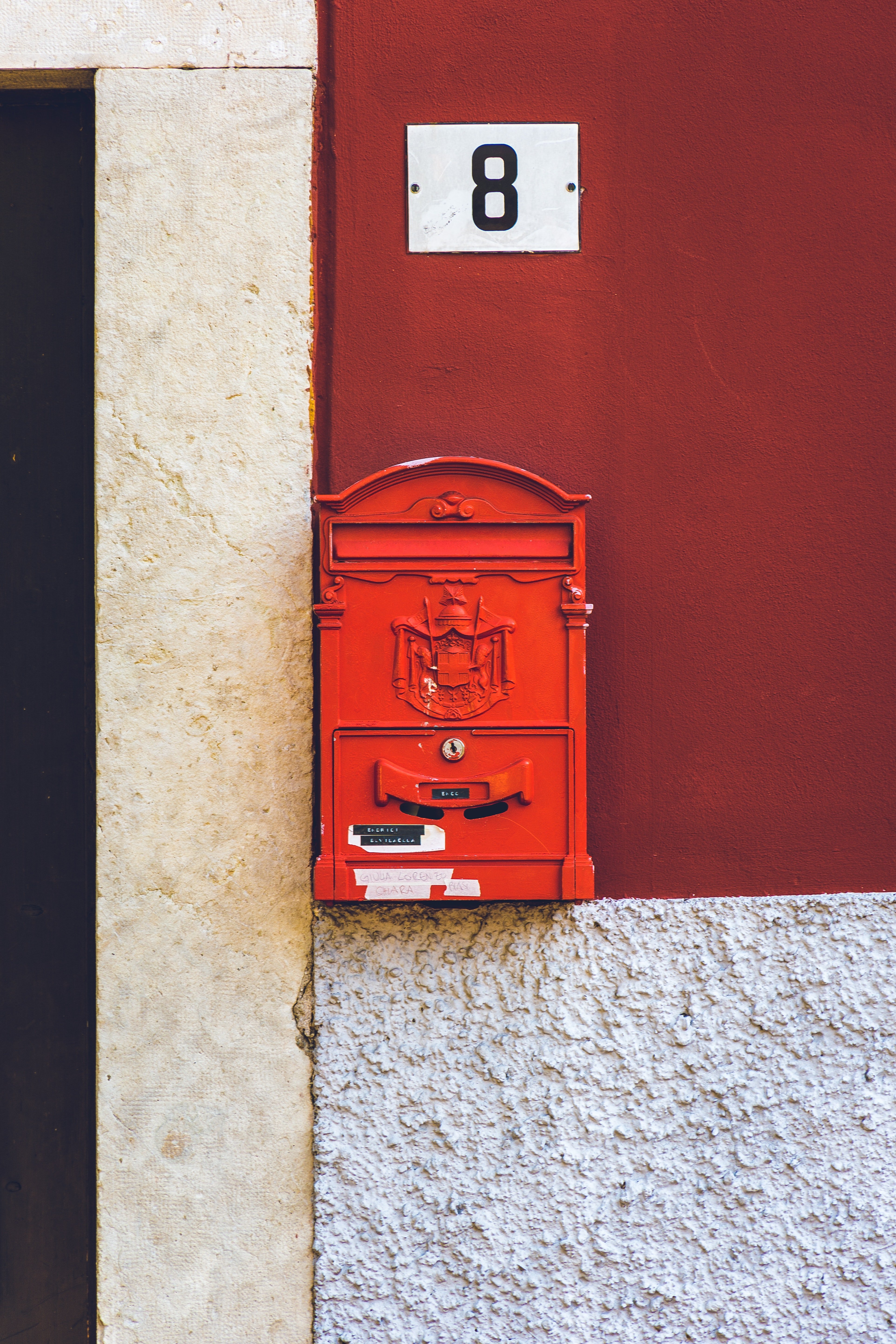 Une boîte aux lettres rouge. | Photo : Pexels