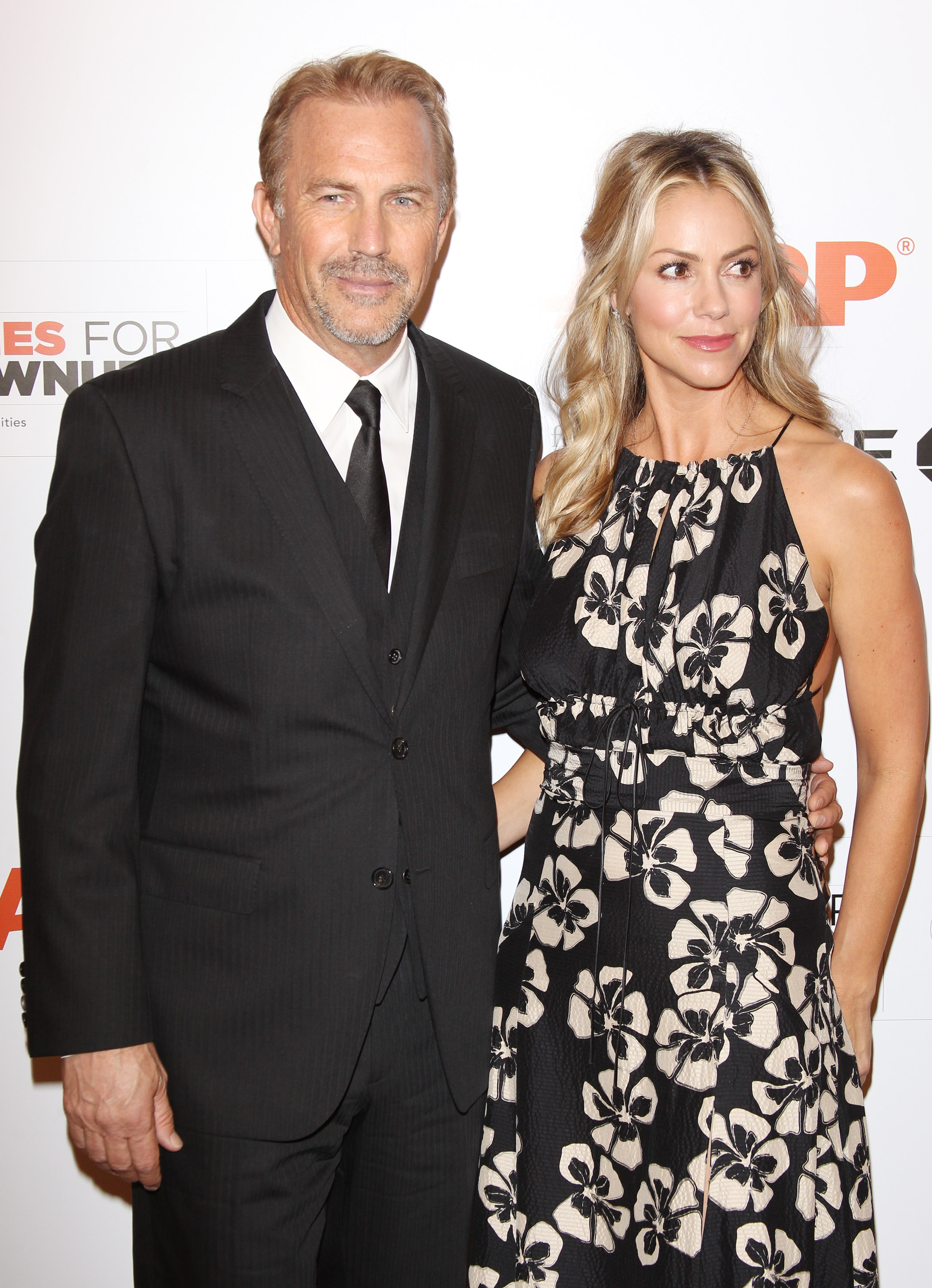 Kevin Costner und Christine Baumgartner bei der AARP 14th Annual "Movies For Grownups" Awards Gala in Beverly Hills, 2015 | Quelle: Getty Images