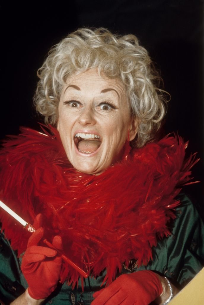 Comedienne Phyllis Diller poses for a portrait session in 1991 | Photo: Getty Images