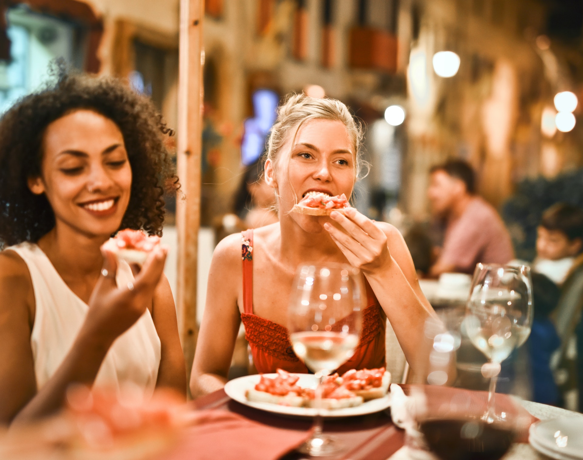 Women eating and having drinks at a restaurant | Source: Pexels