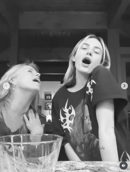 Jennifer Runyon and Bayley Corman singing along to No Doubt's "Just A Girl." | Source: Instagram/bayleycorman