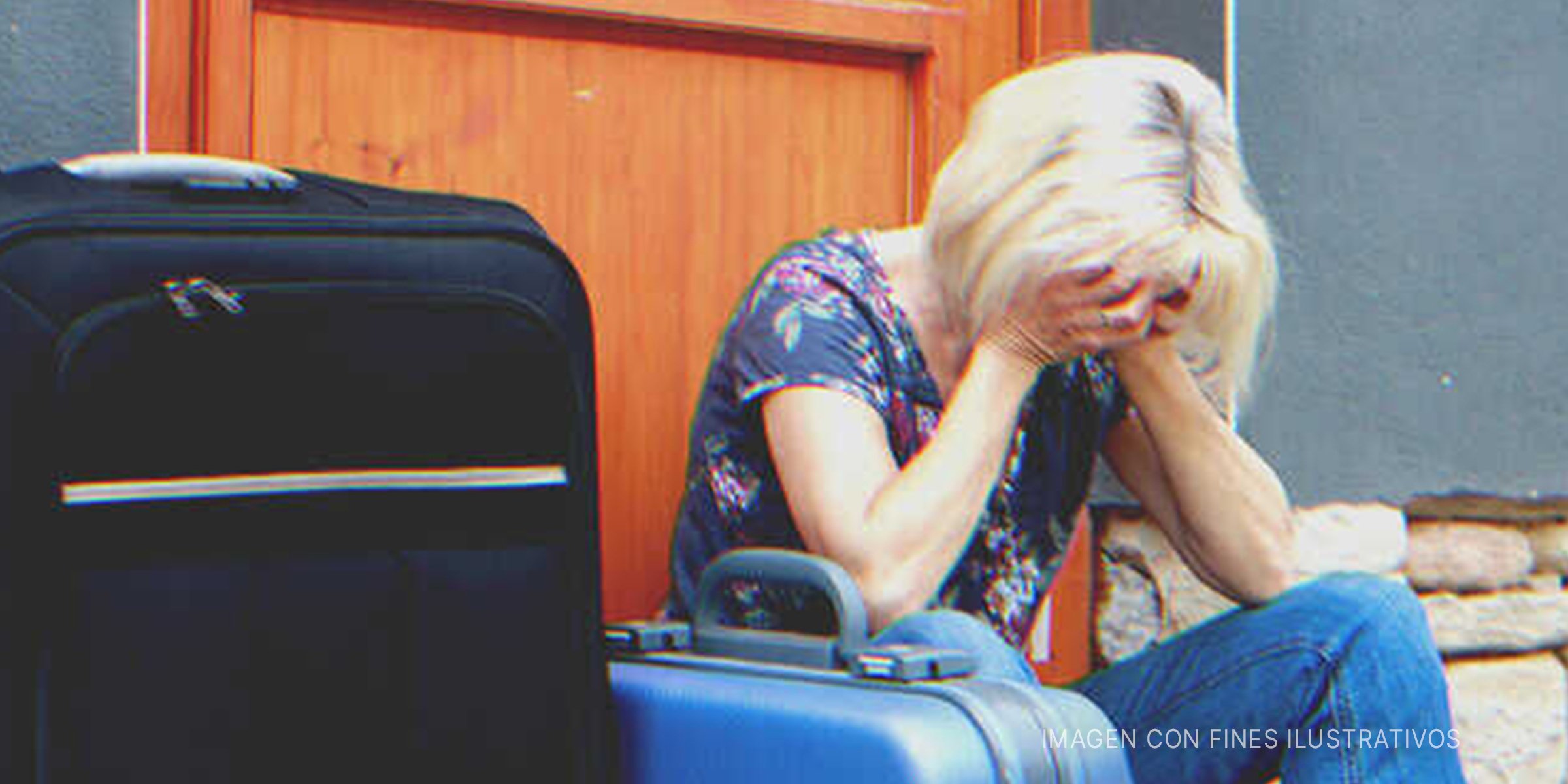 Mujer llorando con maletas | Foto: Getty Images