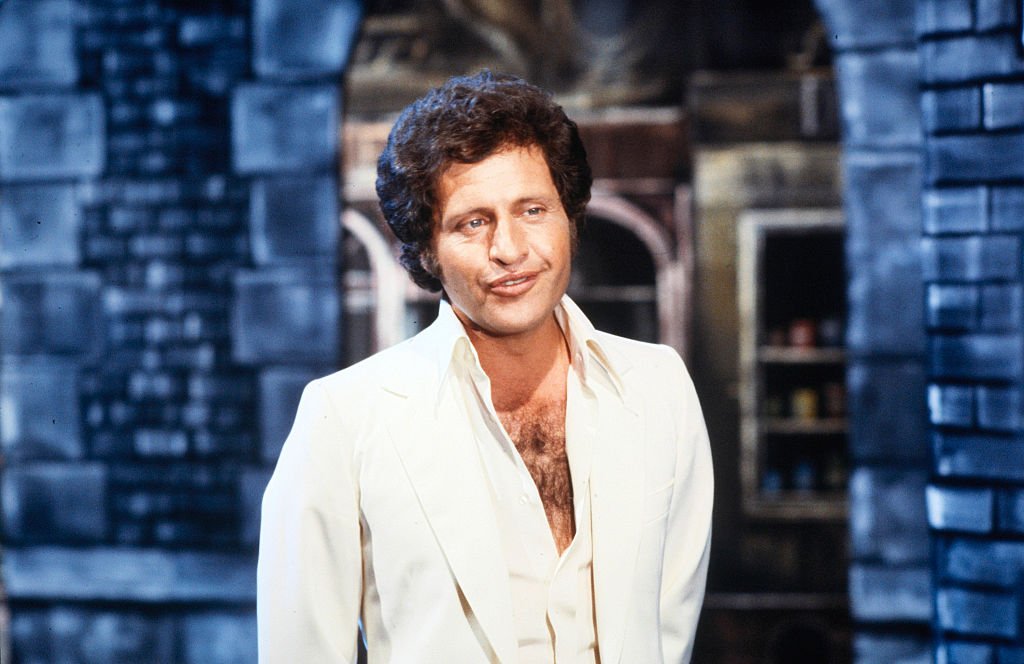 Joe Dassin habillé en blanc | Source : Getty Images Joe Dassin habillé en blanc | Source : Getty Images