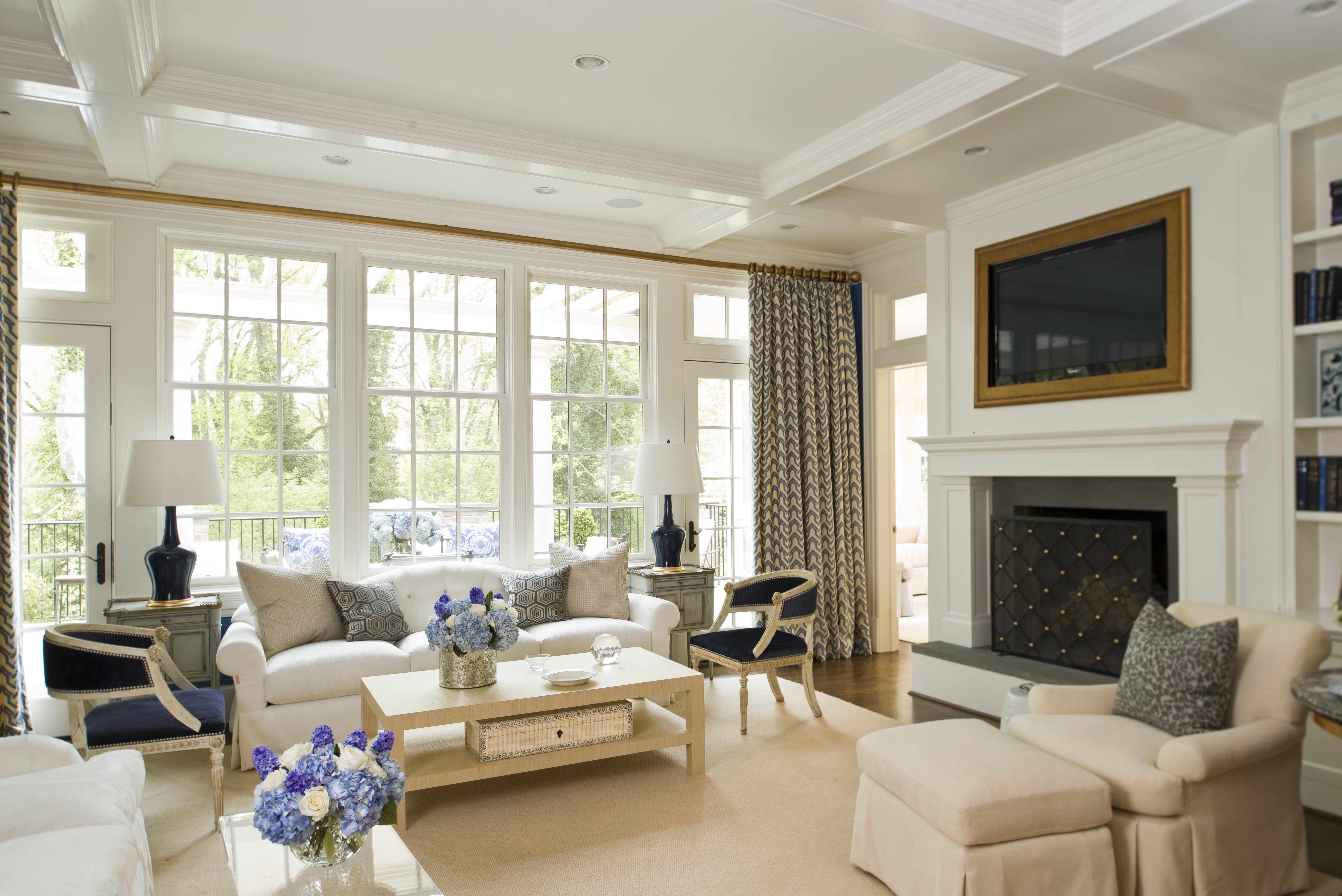  Geoff Tracy and Norah O'Donnell's cream-white living room with a flat-screen TV above the fireplace.  | Photo: Getty Images