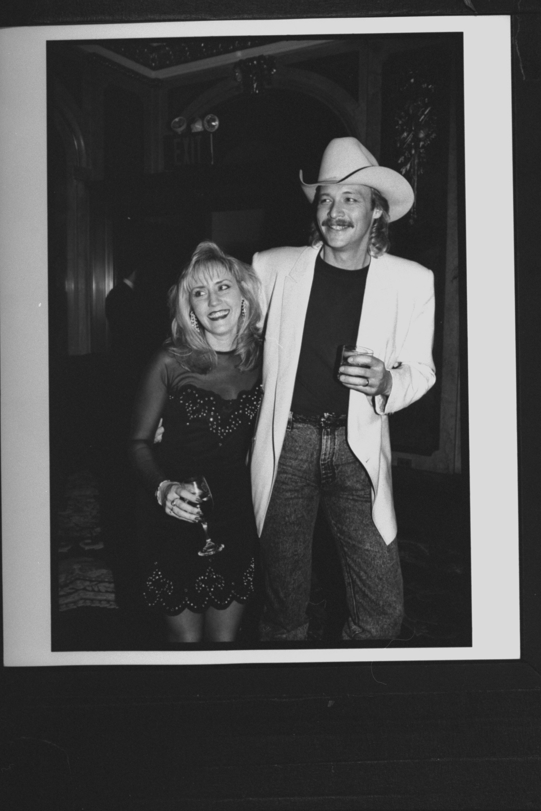 Denise and Alan Jackson at a Grammy Awards ceremony on February 25, 1992 | Source: Getty Images