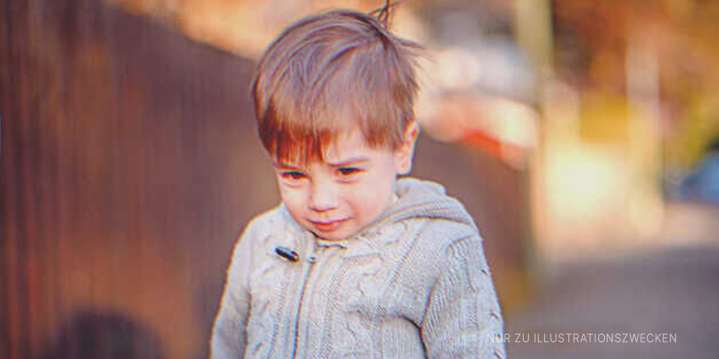 Kleiner Junge bittet in Tränen um Dount. | Quelle: Shutterstock