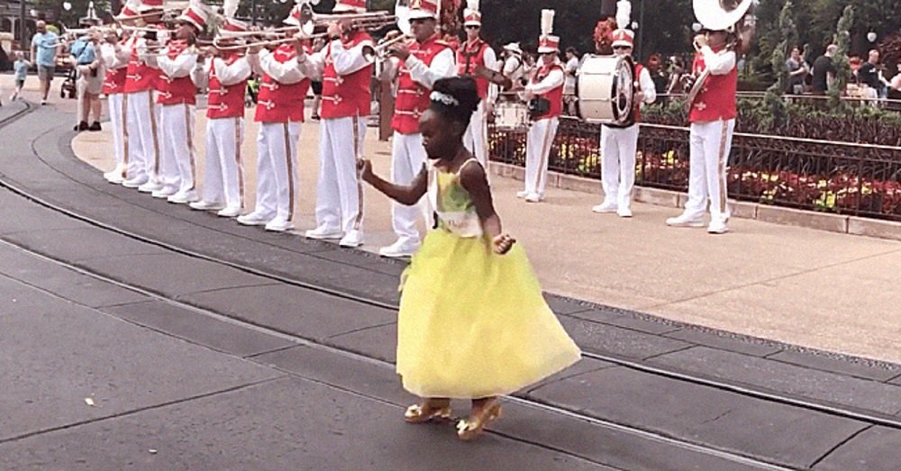 Sydney, the 8-year-old girl who dressed as Princess Tiana, dancing in Disney World. | Photo: Instagram/thoughtsofahomeschoolmom.