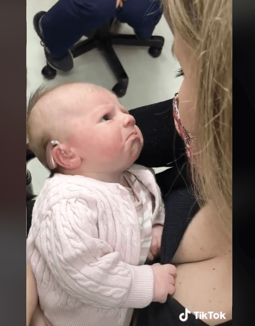 La reacción de la bebé Riley al escuchar la voz de su mamá por primera vez. | Foto: tiktok.com/@christina_pax