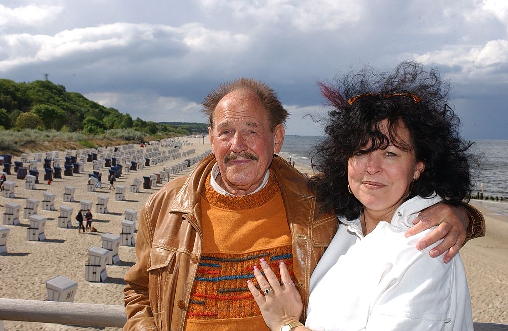 Herbert Köfer, Ehefrau Heike Köfer, Heringsdorf auf der Insel Usedom an der Ostsee, 15.05.2003 | Quelle: Getty Images