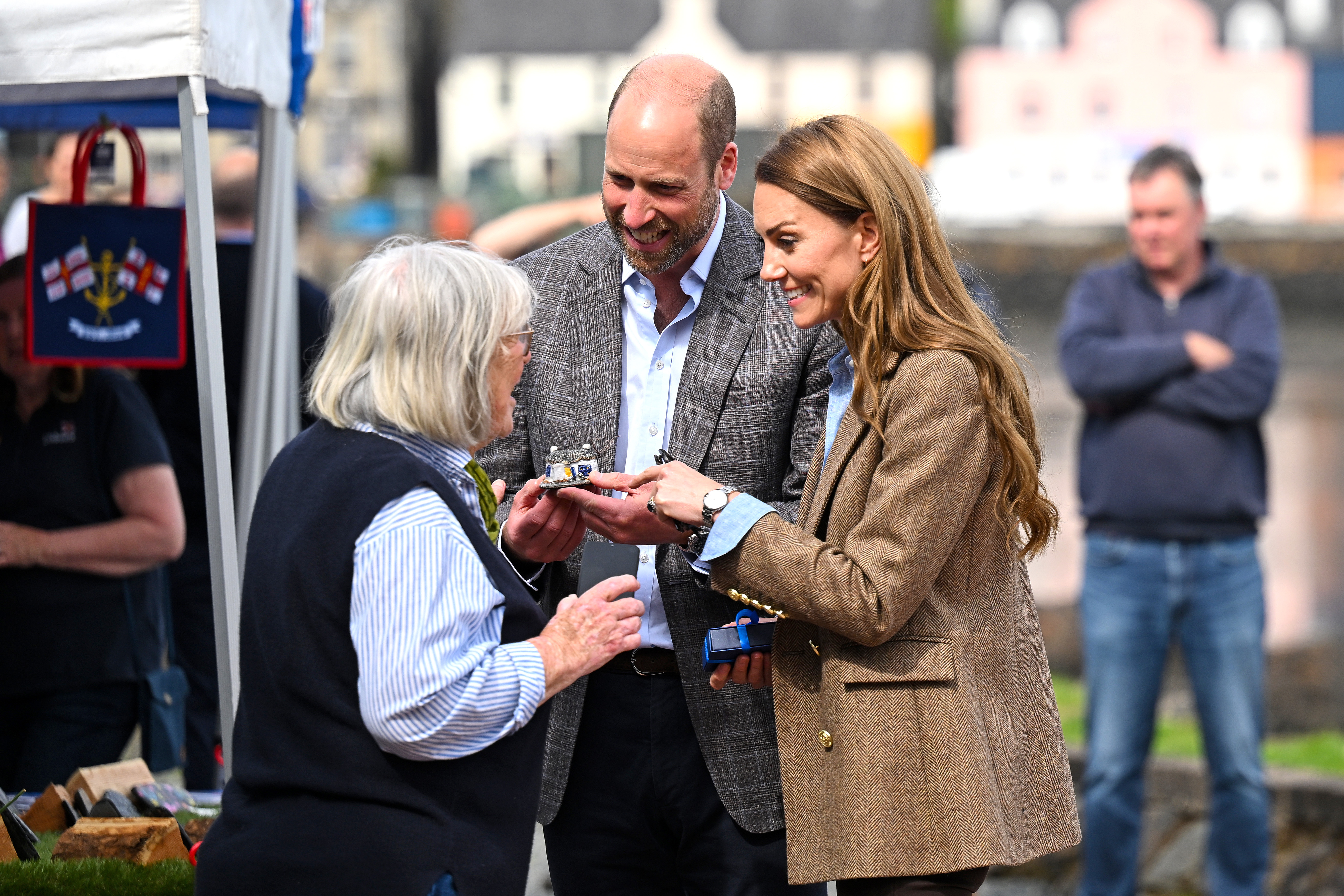 William and Catherine interact with a local market vendor during their walkabout in Tobermory. Their visit to the Isle of Mull included a focus on supporting small businesses and engaging with community-led environmental work.