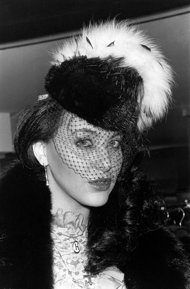 Norma Duval, vedette del espectáculo "des Folies Bergère", presenta una colección de pieles en febrero de 1981 en Paris, Francia. | Fuente: Getty Images Norma Duval, vedette del espectáculo "des Folies Bergère", presenta una colección de pieles en febrero de 1981 en Paris, Francia. | Fuente: Getty Images