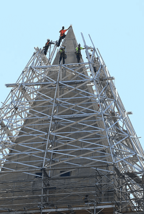 Construction workers repairing the stonework on top of the Washington Monument  that was damage during an earthquake on Aug. 23, 2011, Washington | Source: Getty Images