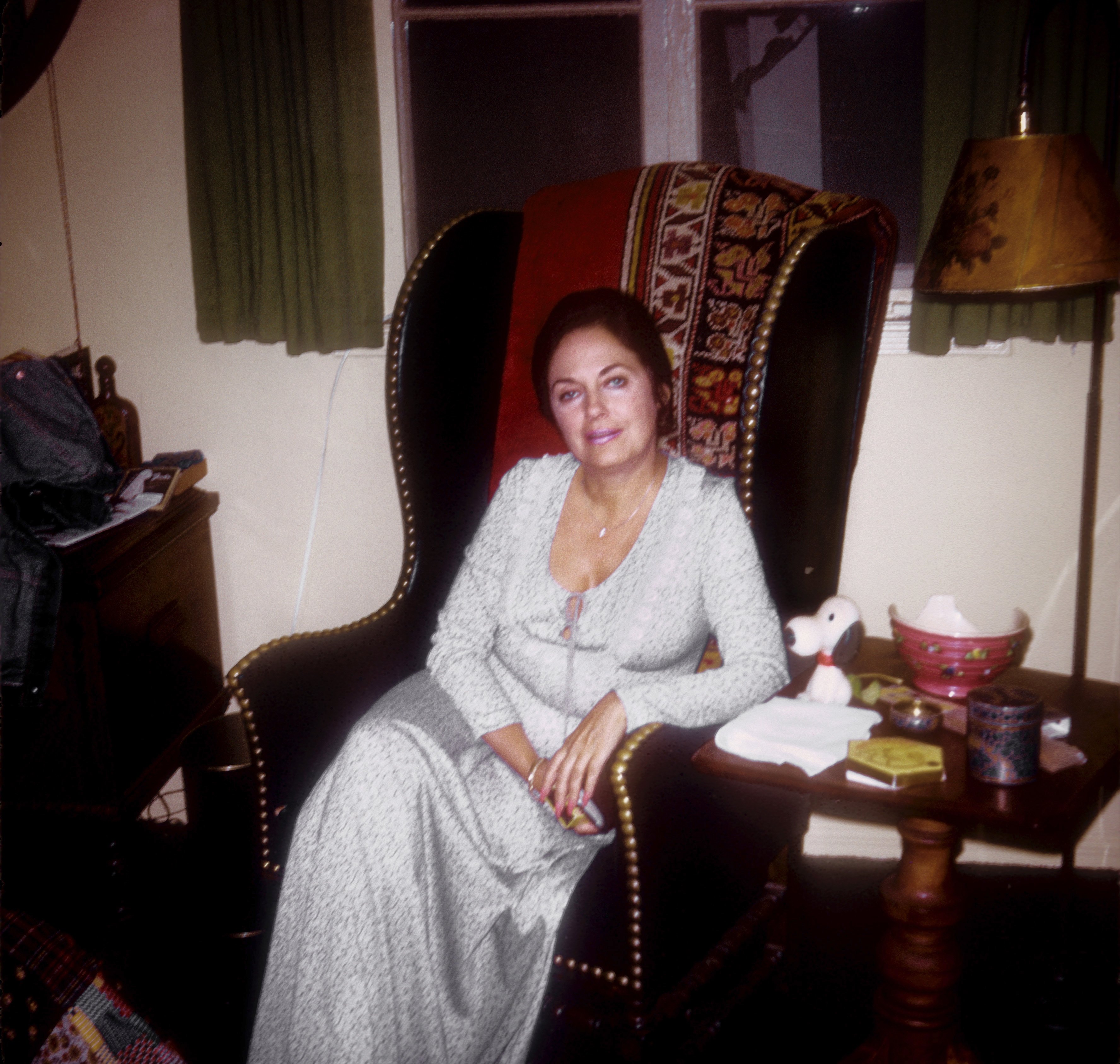 Actress Evelyn Ward (mother of David Cassidy) poses for a portrait at home in October 1972 in Los Angeles, California. | Source: Getty Images