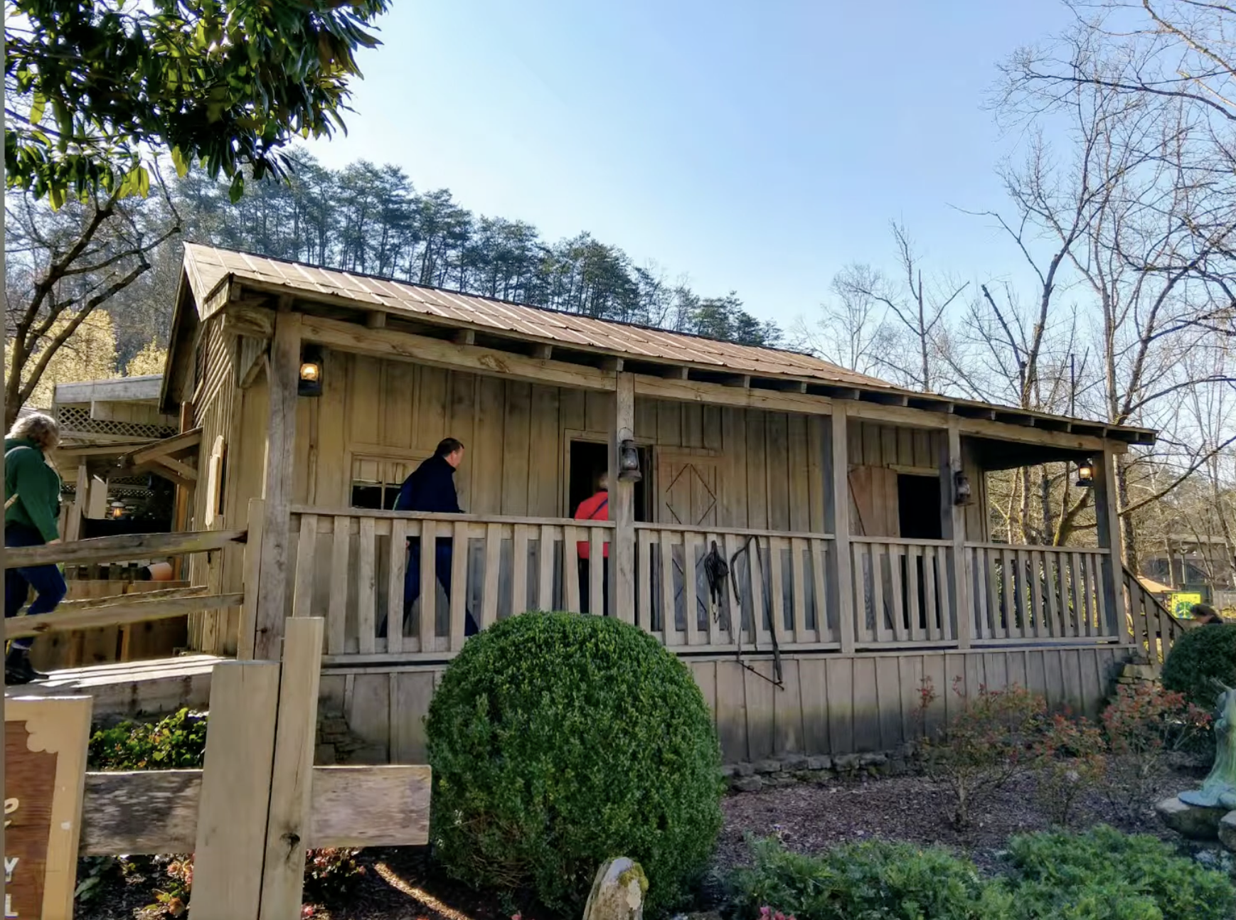 The simple log cabin on the edge of the Great Smoky Mountains in Tennessee | Source: YouTube/@OurShowOurStory