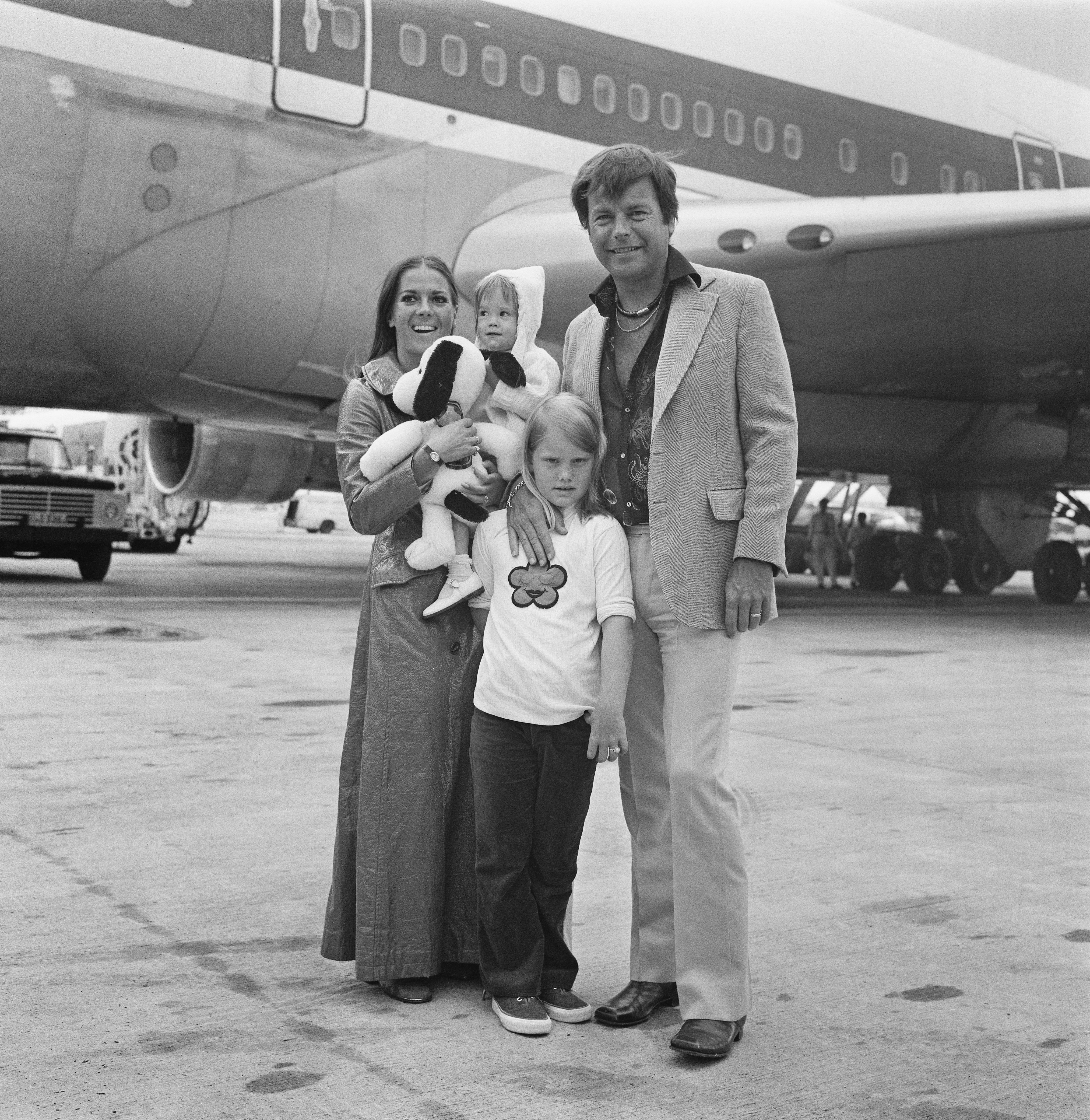 Actress Natalie Wood and her husband, actor Robert Wagner, with her daughter Natasha and his daughter Katie at Heathrow Airport on August 4, 1972 in London, United Kingdom ┃Source: Getty Images