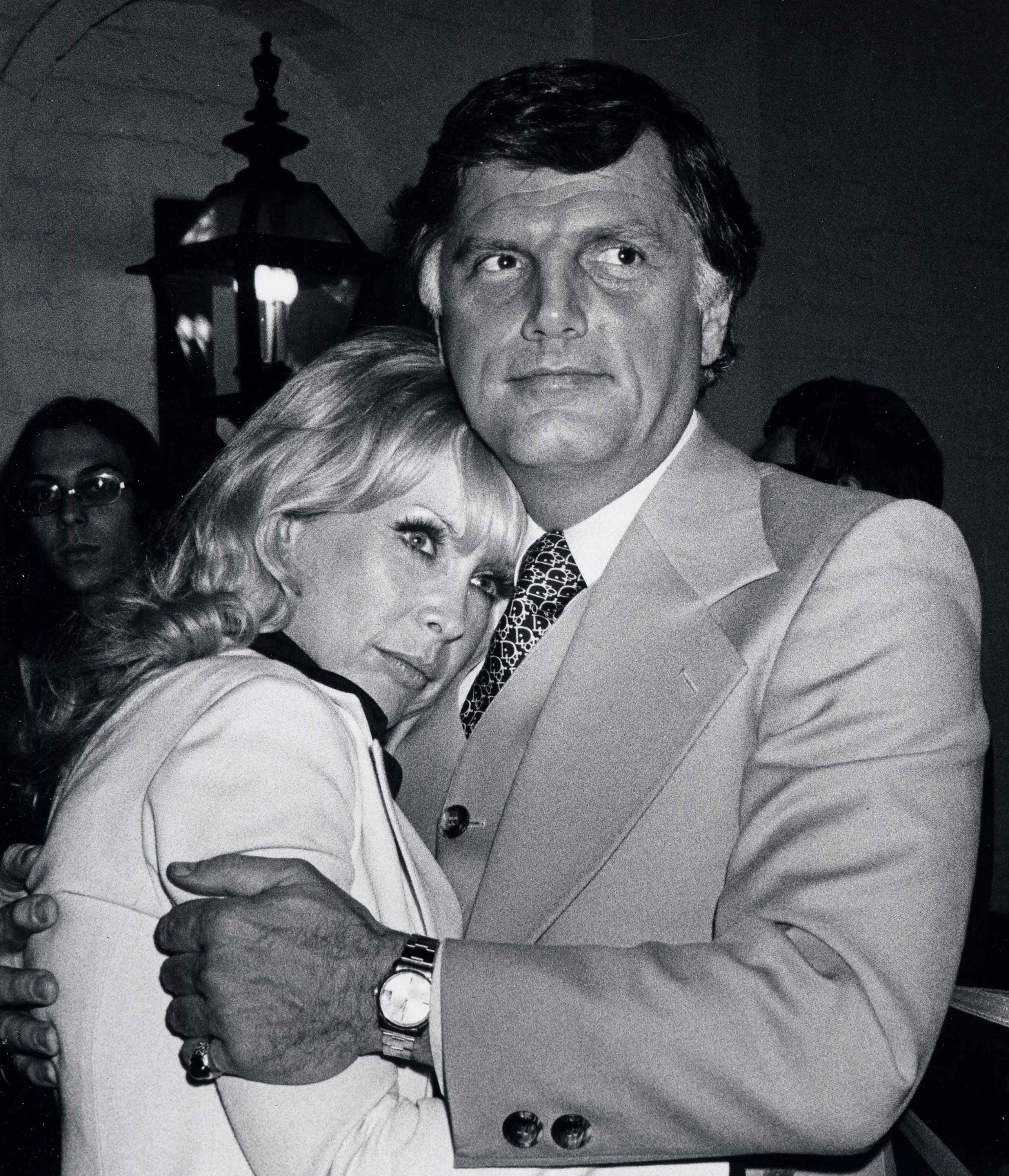 Barbara Eden and reporter Charles Fegert being photographed on March 26, 1976, at Chasen's Restaurant in Beverly Hills, California. | Source: Getty Images