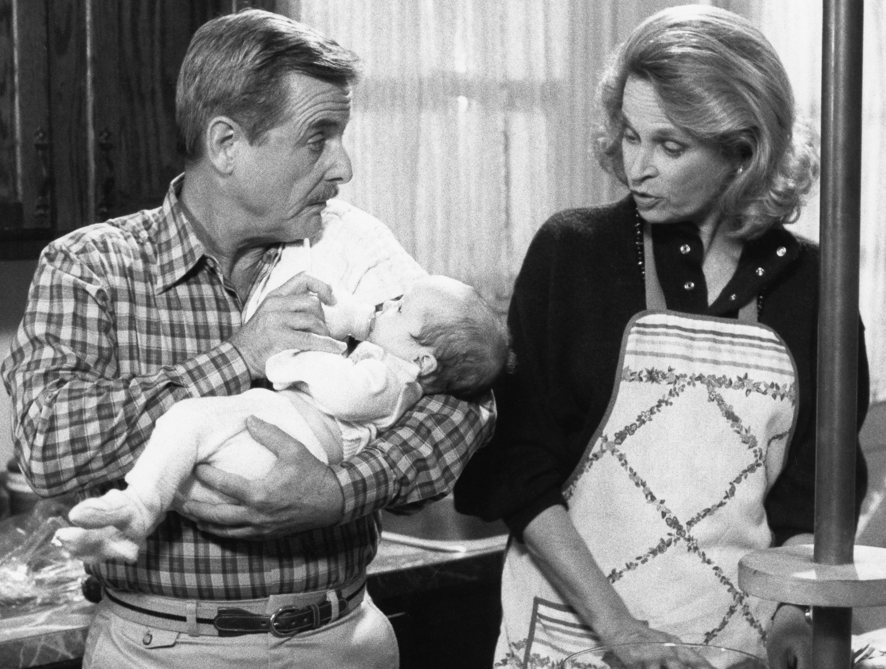 William Daniels as Dr. Mark Craig and Bonnie Bartlett as Ellen Craig in "St. Elsewhere" on November 27, 1985 | Source: Getty Images